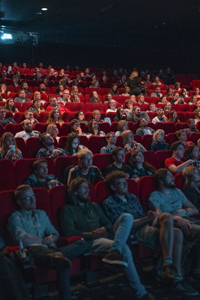 电影《星际穿越》海报，宇宙飞船穿越虫洞