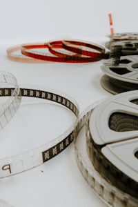 电影《肖申克的救赎》经典海报，主角仰望天空