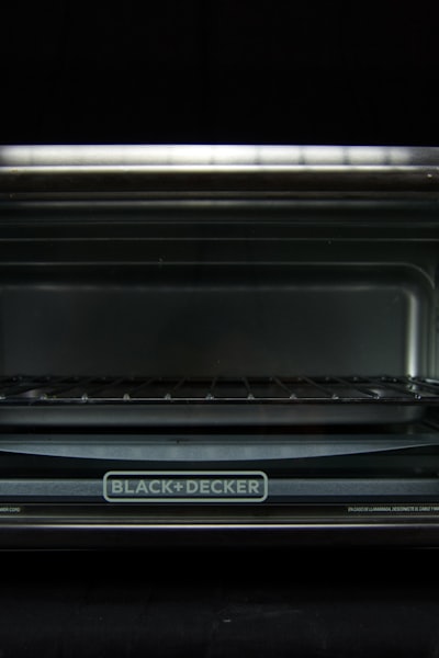 古装仙侠剧《青云志》海报，主角御剑飞行于云海之上